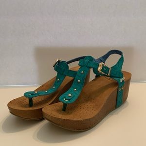 NEW MAKERS (BOUTIQUE) AQUA SANDAL WEDGE/SILVER STUDS SZ 7.5